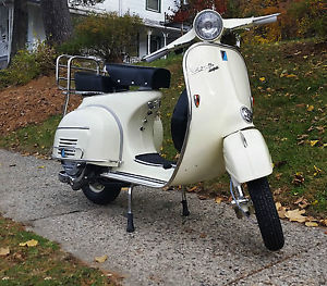 Completely restored vintage Vespa Super VBC 1966 - Original frame and engine
