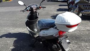 2015 49.5cc Automatic Scooter w Trunk, Icebear
