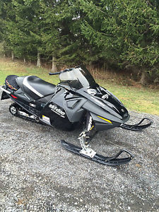 Skidoo MACH Z 1000 SDI 2100mi VERY NICE shape SHIPPING available Es/R