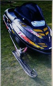 SKI DOO MACH 1 700 SNOWMOBILE