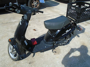 Yamaha RAZZ Scooter 1 Owner 1400 original miles