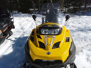 2009 SKI DOO SKANDIC SWT ( SUPER WIDE TRACK 3 SPEED SNOWMOBILE