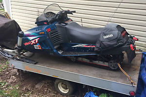 Snowmobiles: Yamaha VMAX 600 1995 great shape runs perfectly. Trailer included!