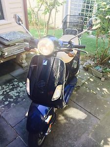 Vespa LX 150 (Moped/Scooter/Motorcycle)