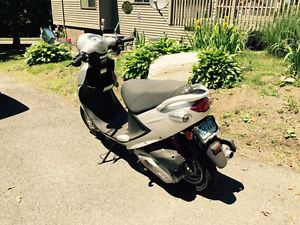 2014 Genuine Buddy 170 I Scooter Only 165 Miles!!! (LOCAL PICK UP ONLY)