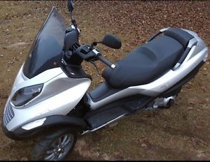PiaGGio 250 Mp3 VESPA ... only 1300 miles ! BILL OF SALE ONLY ! WRECKED ////////