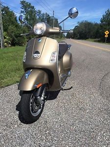2013 Vespa GTS 300 ie LIKE NEW ONLY 950 Miles