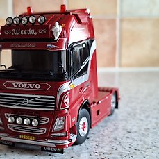 Tekno 1:50 - Model truck - VOLVO FH04 Globetrotter - tractor "Weeda - Klundert" image 1